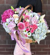 Цветочная композиция из Розы, Хризантемы, Пионы и Лизиантусы в корзине в Лискинском