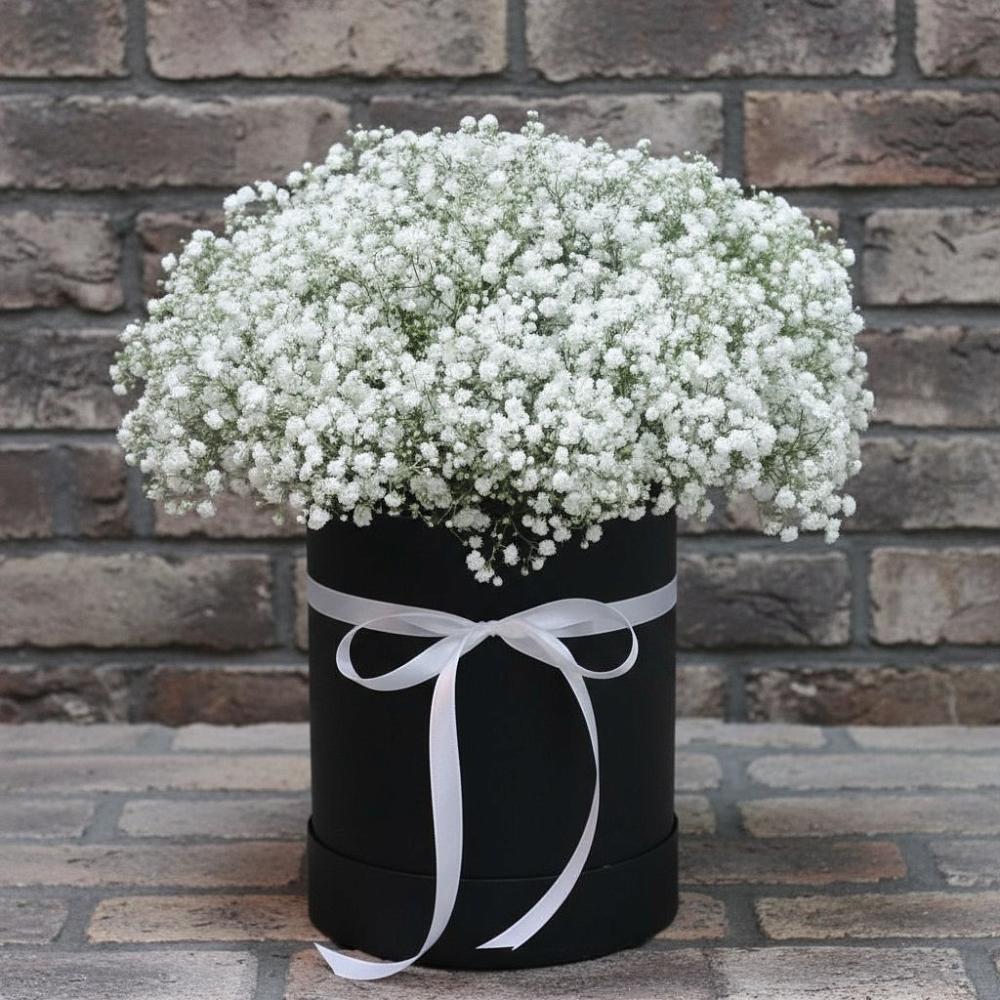 Цветочная композиция из Гипсофила в шляпной коробке в Лискинском