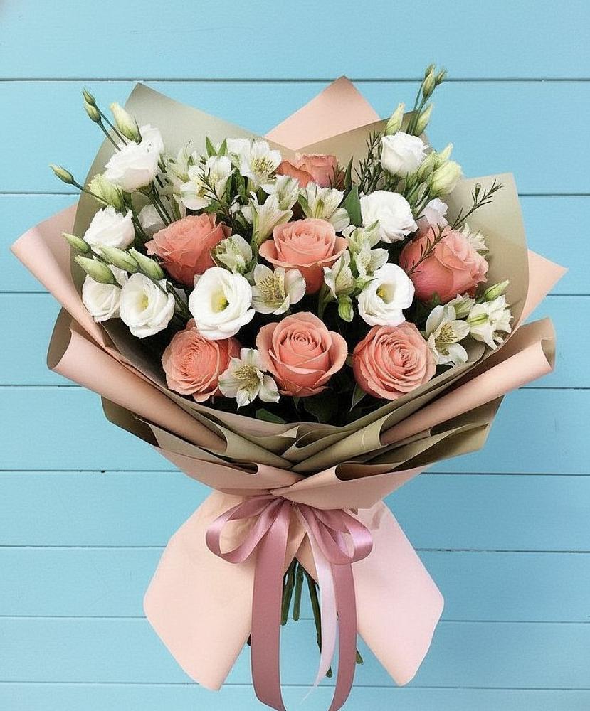 Букет цветов из: Розы, Альстромерии и Лизиантусы в Лискинском