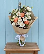 Букет цветов из:  Альстромерии, Лизиантусы, Розы и Хризантемы в Лискинском