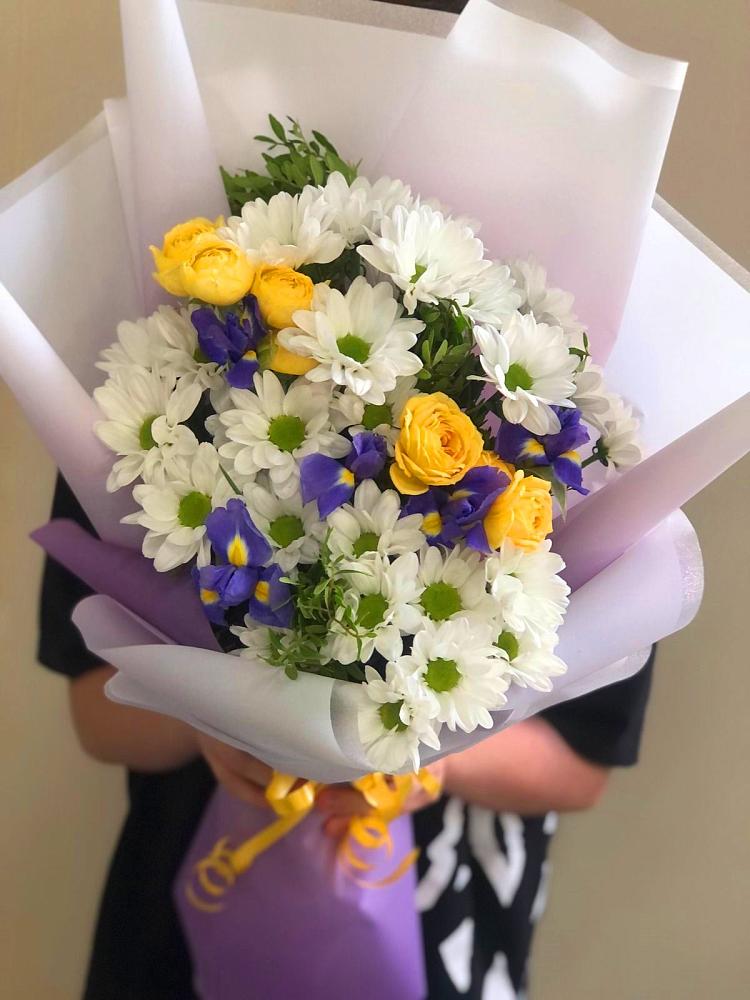 Букет цветов из: Ирисы, Хризантемы и Розы в Лискинском