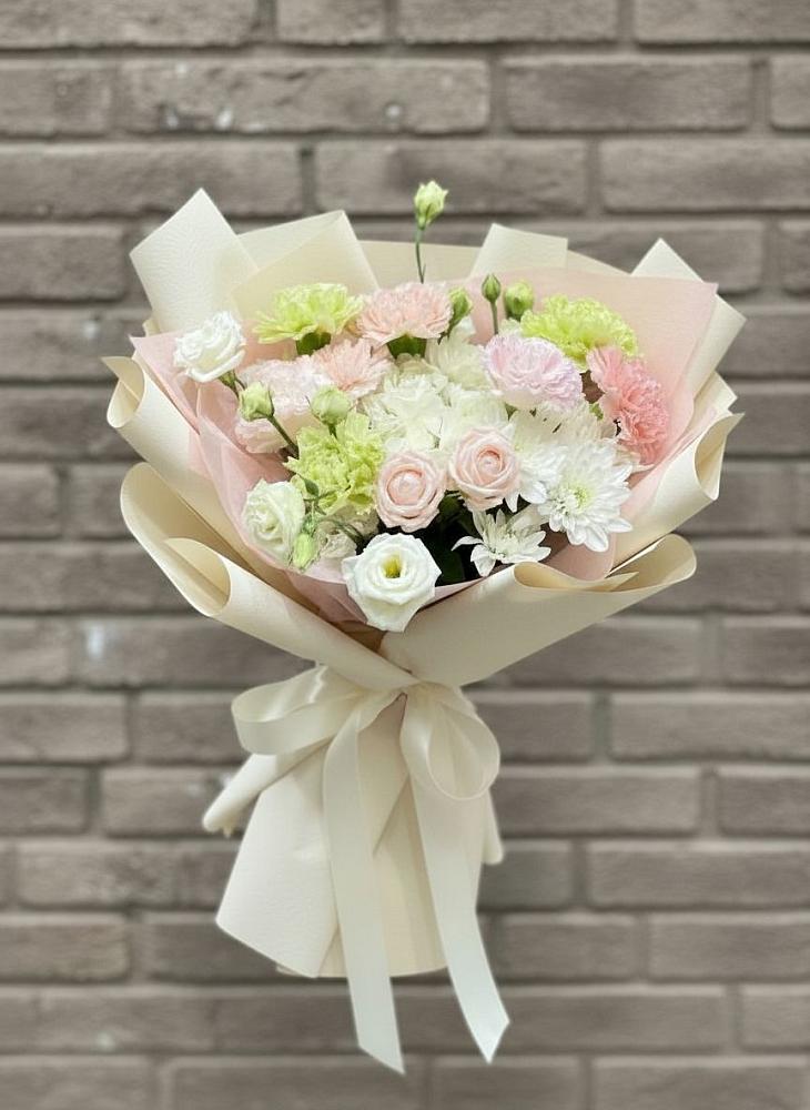 Букет цветов из: Гвоздики, Розы, Лизиантусы и Хризантемы в Лискинском