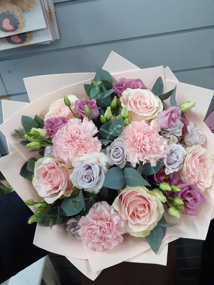 Букет цветов из: Розы, Гвоздики и Лизиантусы в Лискинском