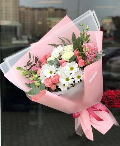 Букет цветов из: Розы, Лизиантусы и Хризантемы в Лискинском